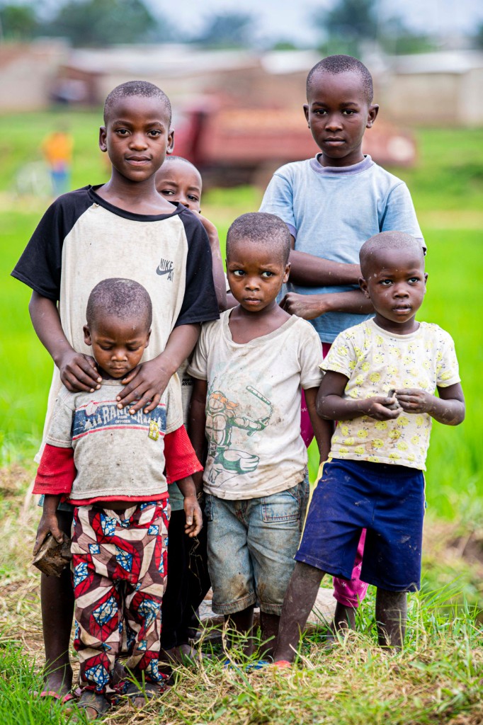 Enfants dans un village — symbole d'espérance et de paix